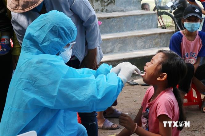 Cán bộ y tế lấy mẫu xét nghiệm người dân trong khu dân cư có bệnh nhân mắc bạch hầu tại huyện Lắk. Ảnh: Tuấn Anh – TTXVN