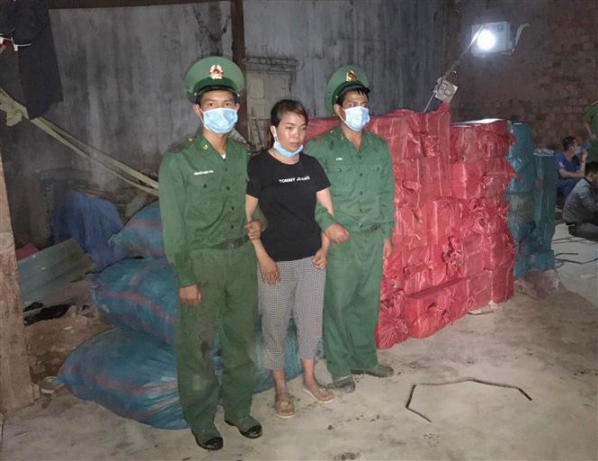 Đối tượng Nguyễn Thị Bình bị bắt giữ cùng số tang vật. Ảnh: TTXVN phát