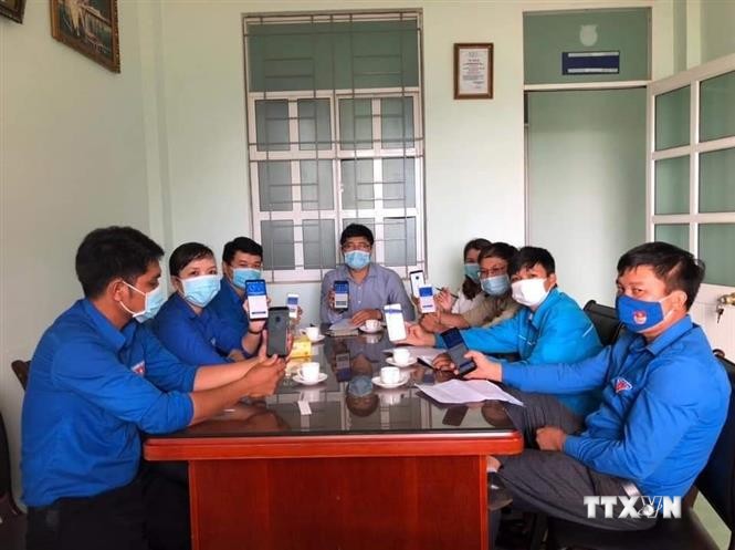 Đoàn viên thanh niên tỉnh Gia Lai xung kích, đi đầu trong việc cài đặt ứng dụng Bluezone nhằm phòng, chống dịch Covid-19. Ảnh TTXVN phát