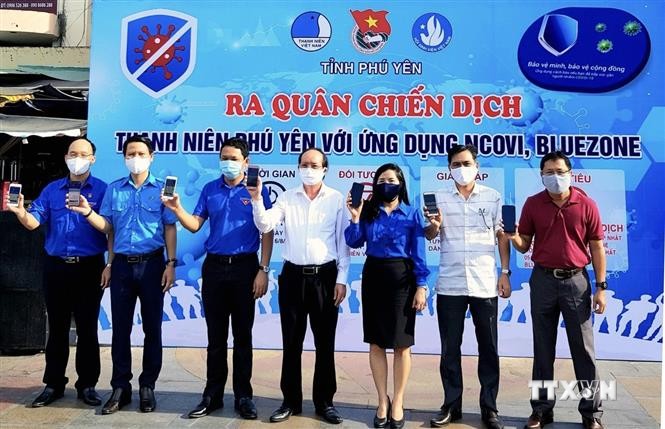 Lãnh đạo tỉnh Phú Yên biểu thị quyết tâm hỗ trợ cài đặt ứng dụng Bluezone và NCOVI. Ảnh: Xuân Triệu - TTXVN