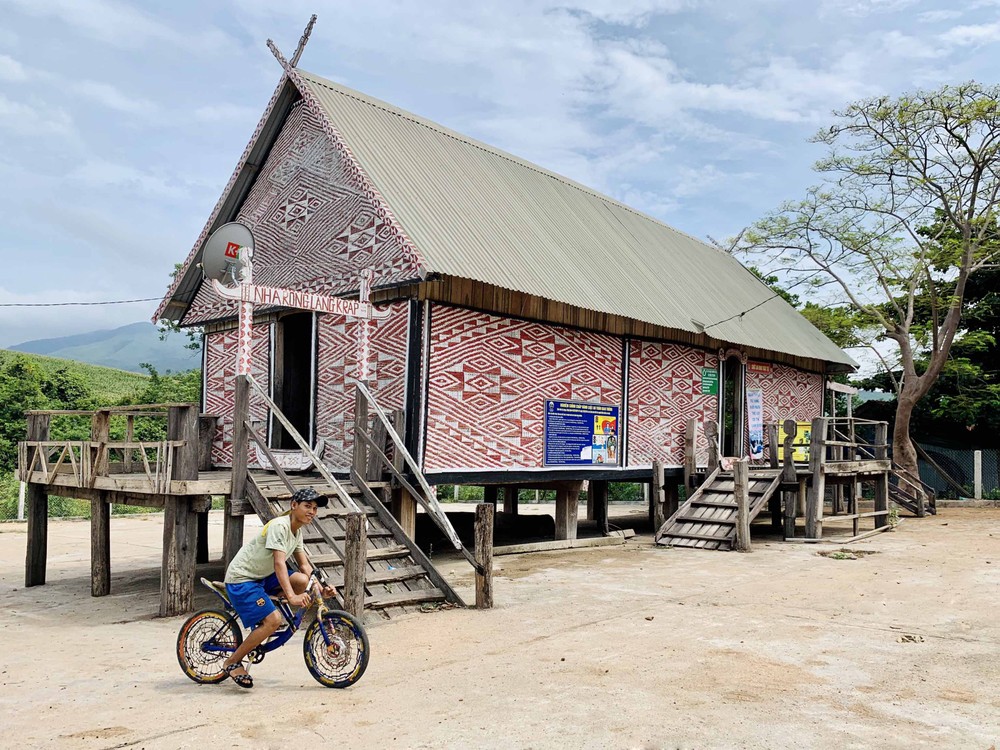 Nhà rông làng Đak Hway (xã Đak Tơ Pang, huyện Kông Chro) nổi bật với bức vách trang trí hoa văn đẹp mắt. Ảnh: baogialai.com.vn