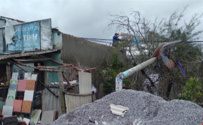Gió lốc xoáy khiến hàng chục ngôi nhà bị tốc mái ở Quảng Nam