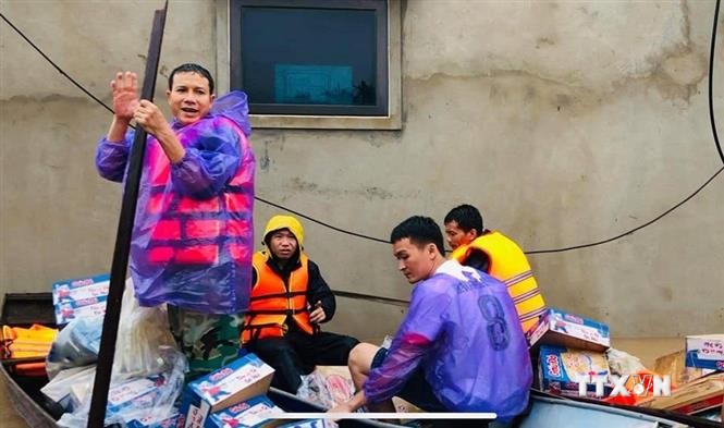 Những cán bộ cơ sở quên mình giúp dân trong mưa lũ