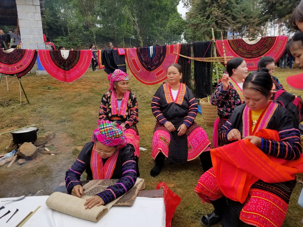 Đồng bào dân tộc Mông giới thiệu các công đoạn dệt thổ cẩm truyền thống tại Làng Văn hóa - Du lịch các dân tộc Việt Nam. Ảnh: Hoàng Hải 