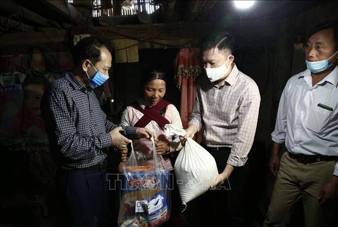 Các nhà hảo tâm đến tận nhà trao quà cho hộ nghèo ở xã Nàn Sỉn, huyện Xín Mần, Hà Giang. Ảnh: Trần Việt - TTXVN