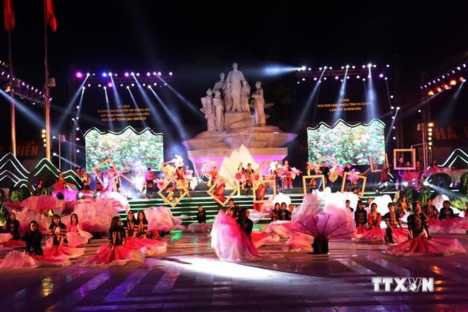 Chương trình nghệ thuật tại lễ hội hoa tam giác mạch tỉnh Hà Giang lần thứ VI-2020. Ảnh: Minh Tâm-TTXVN