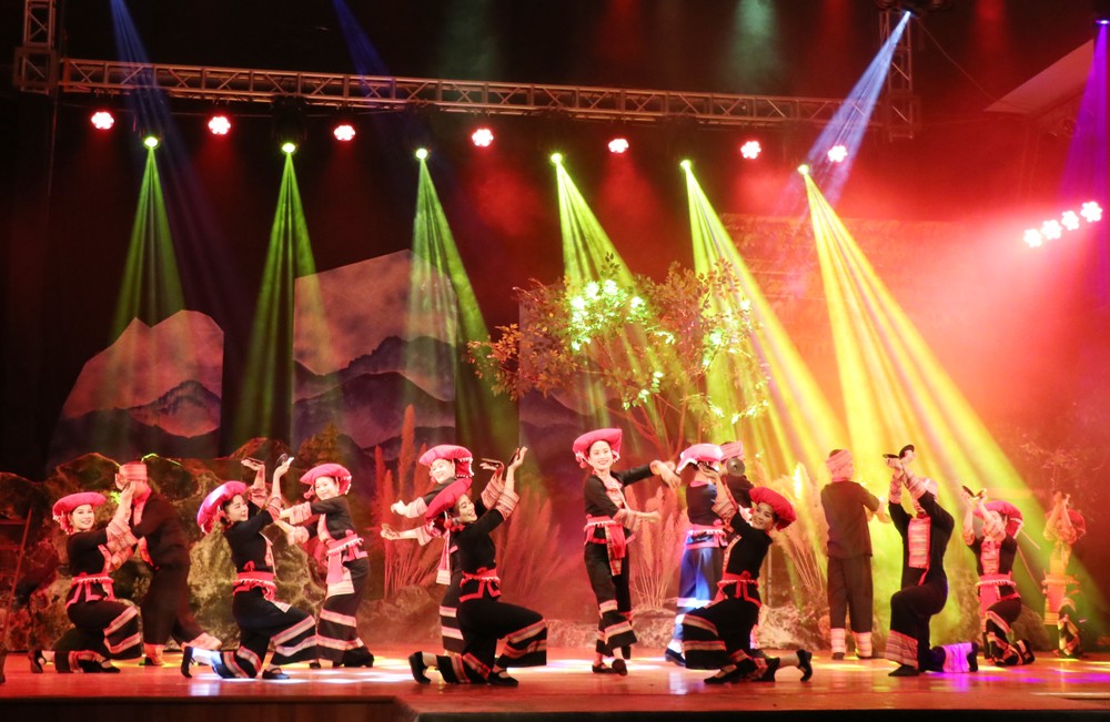 Tiết mục múa “Hồ.. hồ hà hề” do các nghệ sĩ múa của Nhà hát ca múa nhạc dân gian Việt Bắc biểu diễn. Ảnh: Hoàng Nguyên – TTXVN