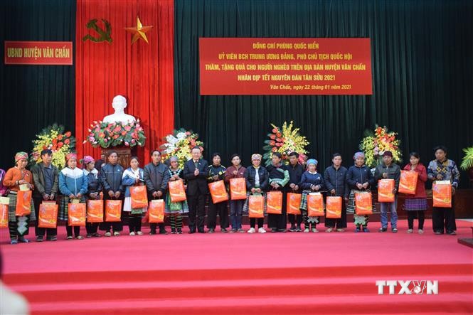 Phó Chủ tịch Quốc hội Phùng Quốc Hiển tặng 400 suất quà tết cho các hộ gia đình nghèo trên địa bàn huyện Văn Chấn. Ảnh: Tuấn Anh - TTXVN
