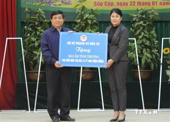 Bộ trưởng Bộ Kế hoạch và Đầu tư Nguyễn Chí Dũng trao tặng "Mái ấm tình thương" 240 căn nhà trị giá 14 tỷ 400 triệu đồng cho huyện Sốp Cộp, tỉnh Sơn La. Ảnh: TTXVN phát.