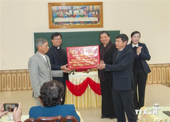 Đồng chí Phó Chủ tịch Thường trực Quốc hội Tòng Thị Phóng tặng quà cho Giáo xứ Đại Từ. Ảnh: Thu Hằng-TTXVN