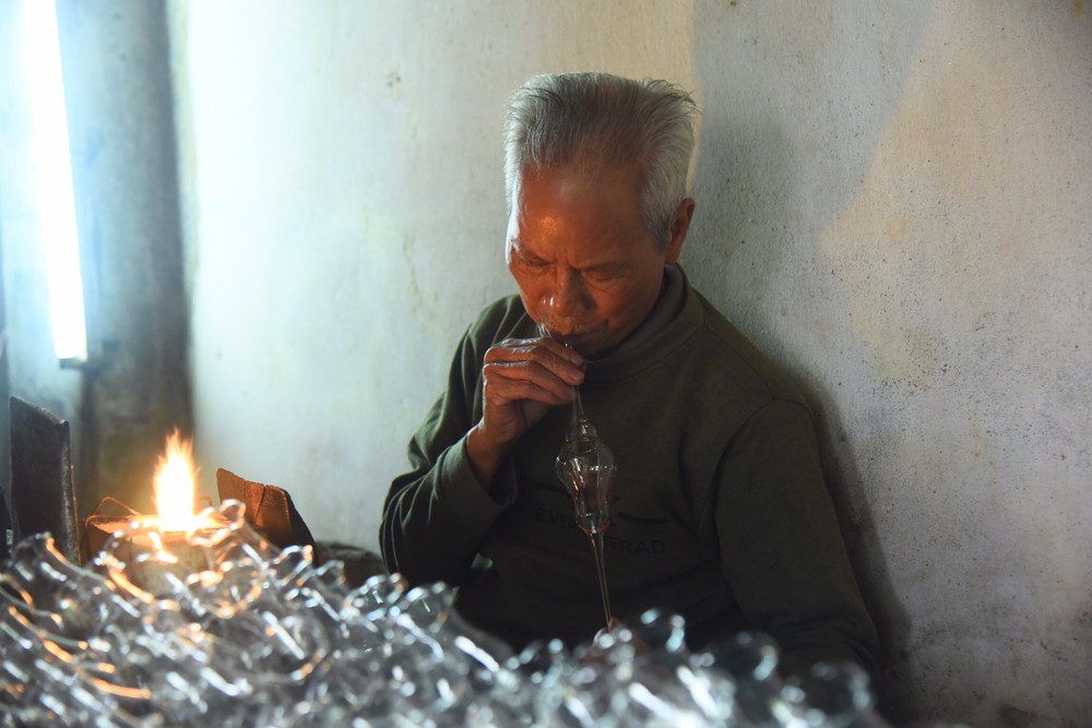 Thổi thủy tinh là nghề truyền thống có từ lâu đời ở xã Thống Nhất, huyện Thường Tín, Hà Nội. Ảnh: Diễm Quỳnh