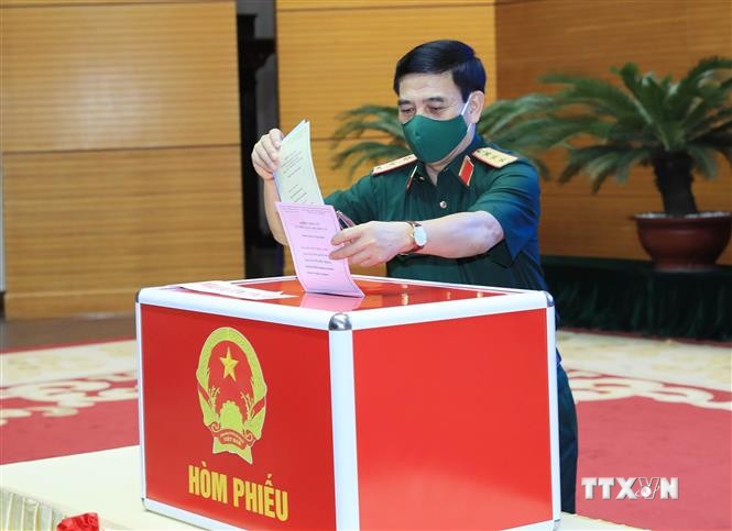 Cử tri quân đội thực hiện quyền bầu cử