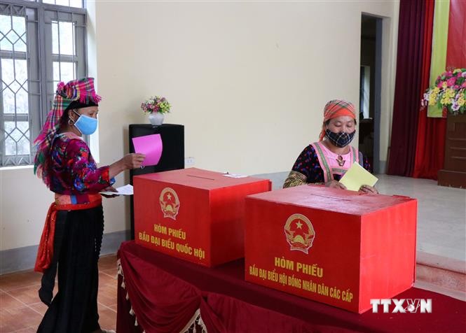 Trên 365.000 cử tri Điện Biên phấn khởi đi bỏ phiếu