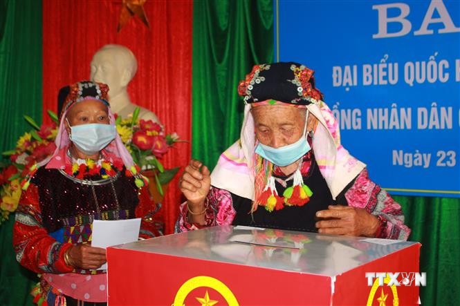Cử tri ở thôn Lô Lô Chải, xã Lũng Cú, huyện Đồng Văn (Hà Giang) thực hiện quyền bỏ phiếu. Ảnh: My Ly -TTXVN phát