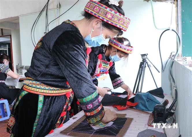 Thành viên HTX Thiên An tập trung sản xuất những sản phẩm thổ cẩm truyền thống. Ảnh: Hoàng Giang-TTXVN
