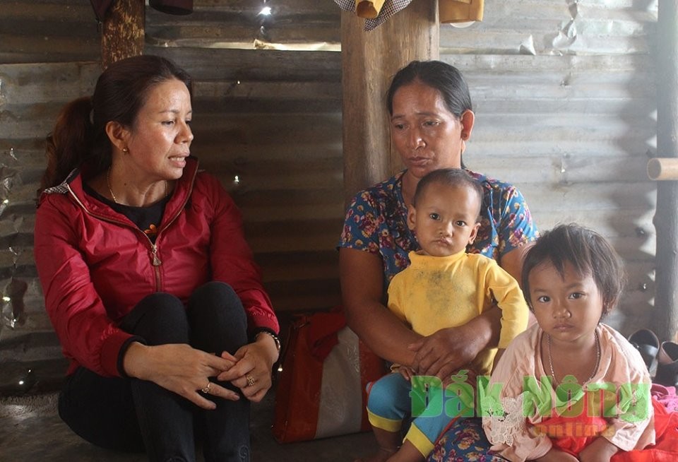 Chị Nguyễn Thị Hằng (bên trái) thường xuyên động viên chị H'Nem cố gắng khắc phục khó khăn, tìm kiếm công việc phù hợp để nuôi sống gia đình. Ảnh: baodaknong.org.vn