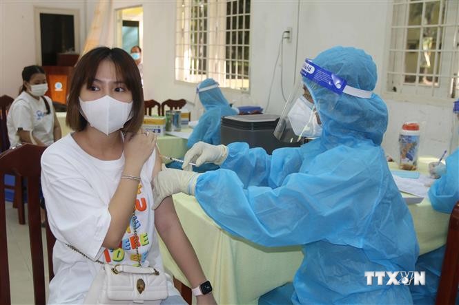 Dịch COVID-19: Ngày 15/10 có thêm 3.797 ca nhiễm mới, Bộ Y tế tiếp tục yêu cầu đẩy nhanh tốc độ tiêm chủng