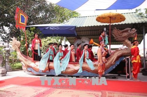 Diễn xướng hát Chèo tàu tại xã Tân Hội, huyện Đan Phượng, Hà Nội. Ảnh: Đinh Thuận - TTXVN