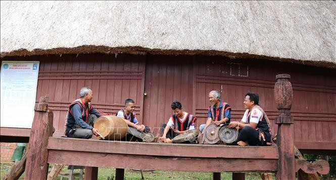 Nghệ nhân truyền dạy diễn tấu cồng chiêng cho thế hệ trẻ tại làng Ốp, thành phố Pleiku, Gia Lai. Ảnh: Hồng Điệp – TTXVN