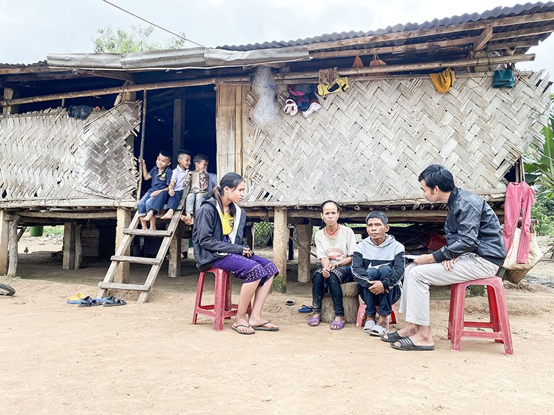 Cán bộ cơ sở ở huyện Hướng Hóa (Quảng Trị) về tận thôn, bản để tuyên truyền, vận động người dân ngăn ngừa nạn tảo hôn. Ảnh: baoquangtri.vn