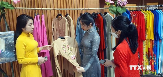 Triển lãm không gian áo dài lụa và gai tại Quảng Ninh 