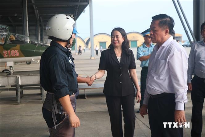 Trưởng Ban Tuyên giáo Trung ương Nguyễn Trọng Nghĩa thăm các đơn vị phòng không - không quân tại Bình Định
