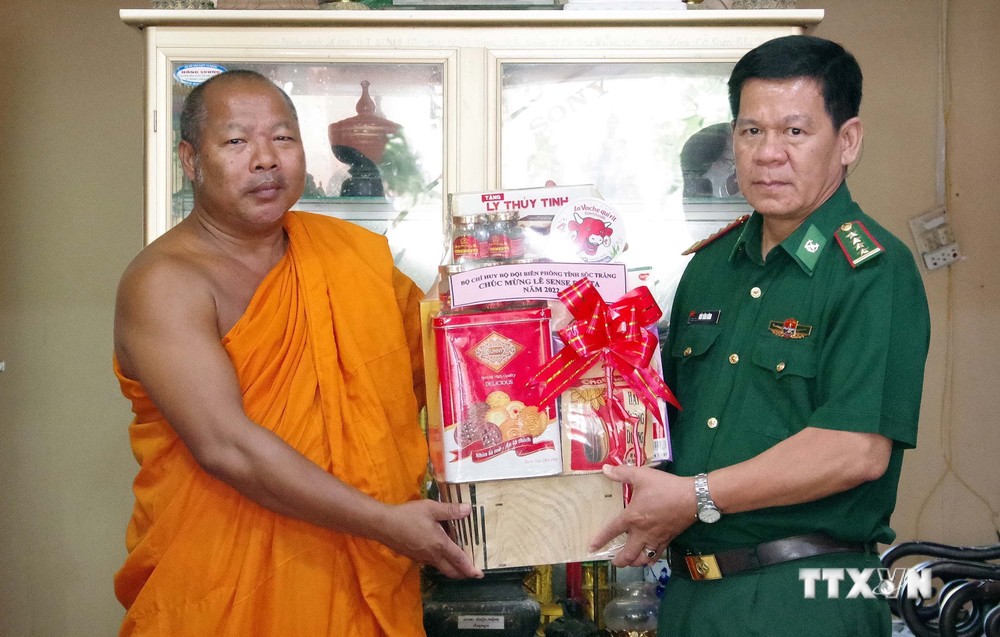 Bộ đội Biên phòng Sóc Trăng thăm, tặng quà sư sãi đồng bào Khmer dịp Lễ Sen Dolta