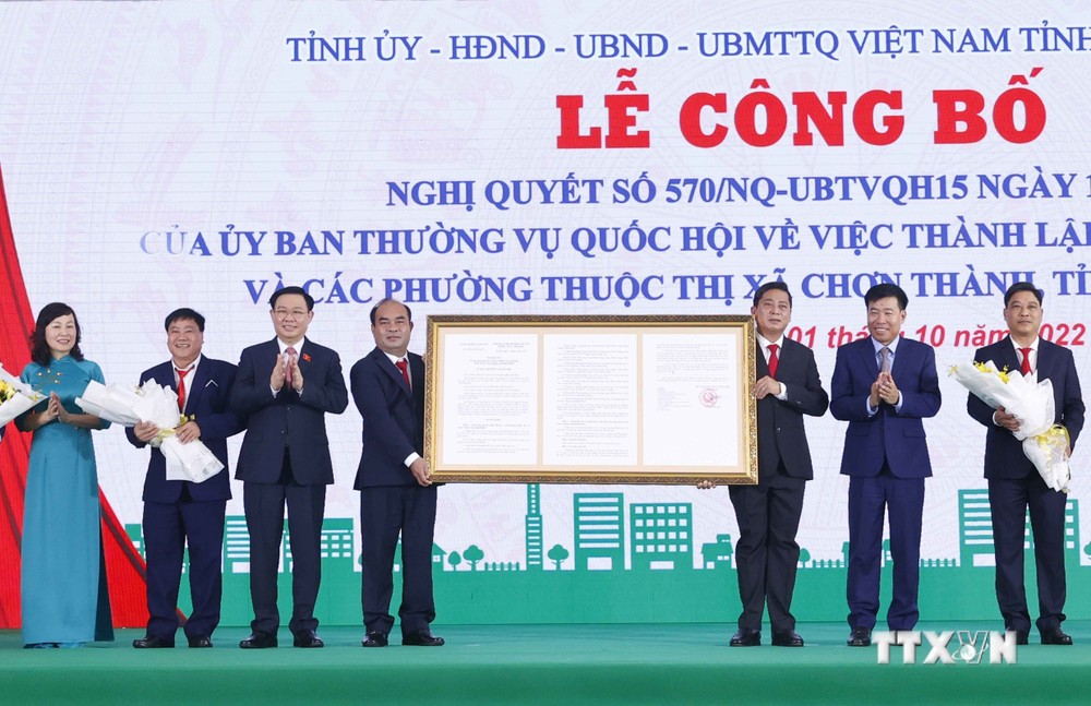 Chủ tịch Quốc hội Vương Đình Huệ dự Lễ công bố thành lập thị xã Chơn Thành, tỉnh Bình Phước