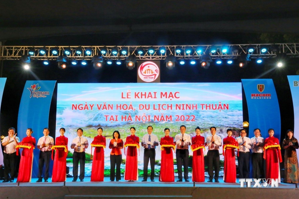 Các đại biểu cắt băng khai mạc "Ngày Văn hóa, Du lịch Ninh Thuận tại Hà Nội năm 2022". Ảnh: Tuấn Đức - TTXVN
