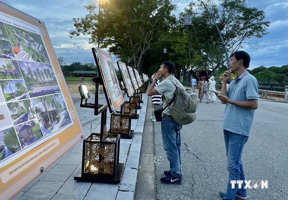 Người dân thành phố Huế tham quan các tác phẩm tại triển lãm. Ảnh: Mai Trang - TTXVN