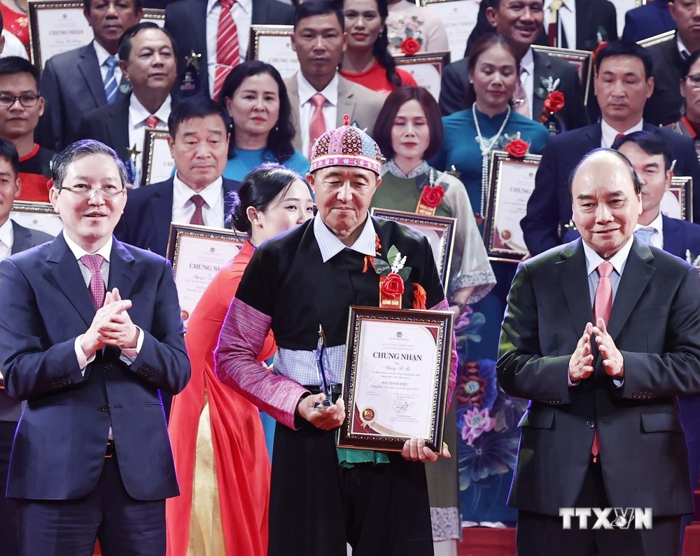 Chủ tịch nước dự lễ tôn vinh 100 Nông dân Việt Nam xuất sắc năm 2022