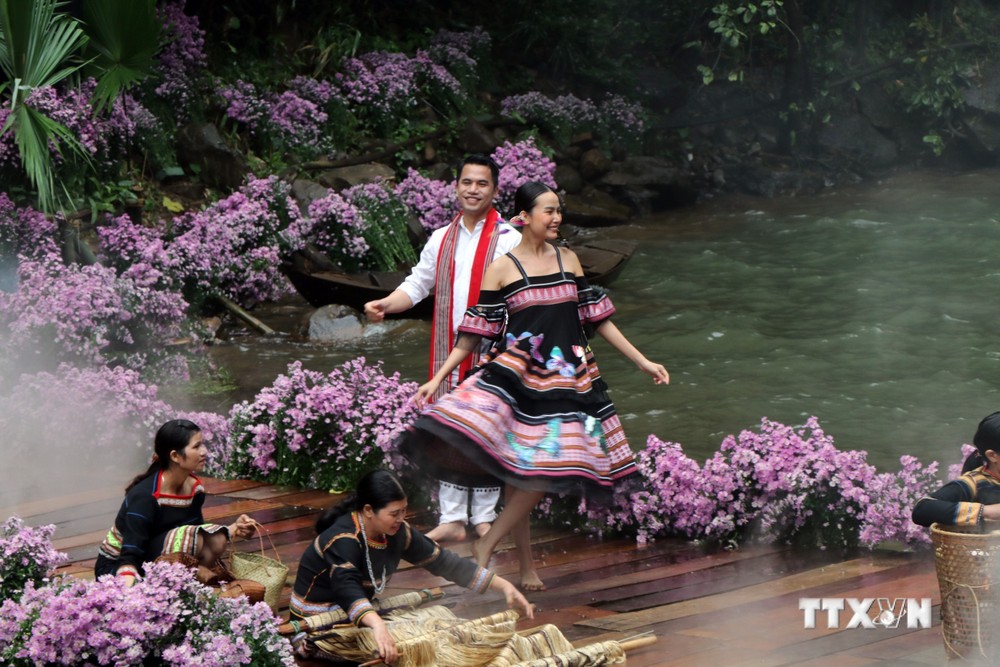 Kon Tum biểu diễn áo dài và thời trang thổ cẩm Tây Nguyên