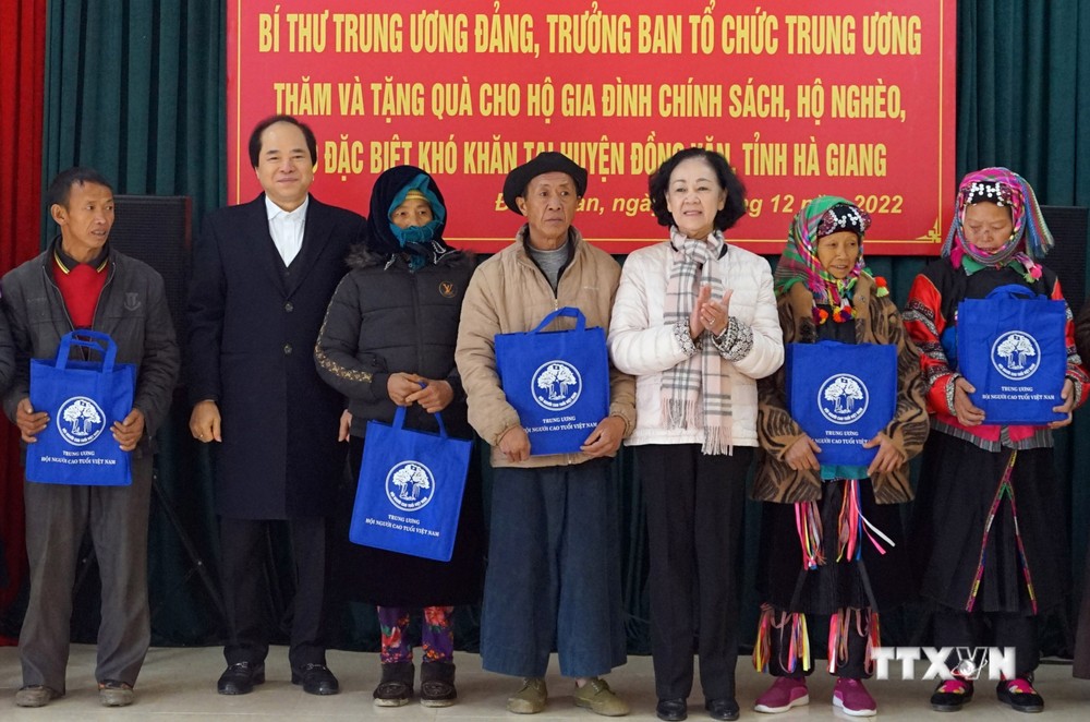 Đồng chí Trương Thị Mai thăm, tặng quà gia đình chính sách và học sinh dân tộc thiểu số có hoàn cảnh khó khăn tại Hà Giang