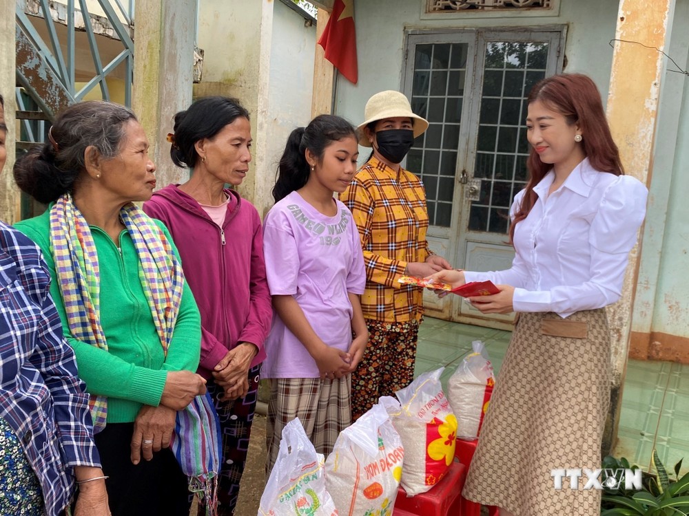 Tặng quà, khám bệnh và phát thuốc miễn phí cho đồng bào dân tộc thiểu số ở Bình Phước