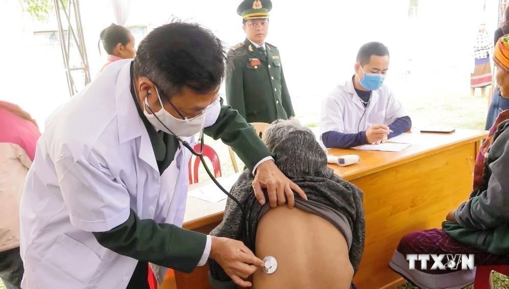Quân y Bộ đội Biên phòng Quảng Bình thăm khám, cấp phát thuốc miễn phí cho bà con nhân dân khu vực biên giới tỉnh. Ảnh: TTXVN phát