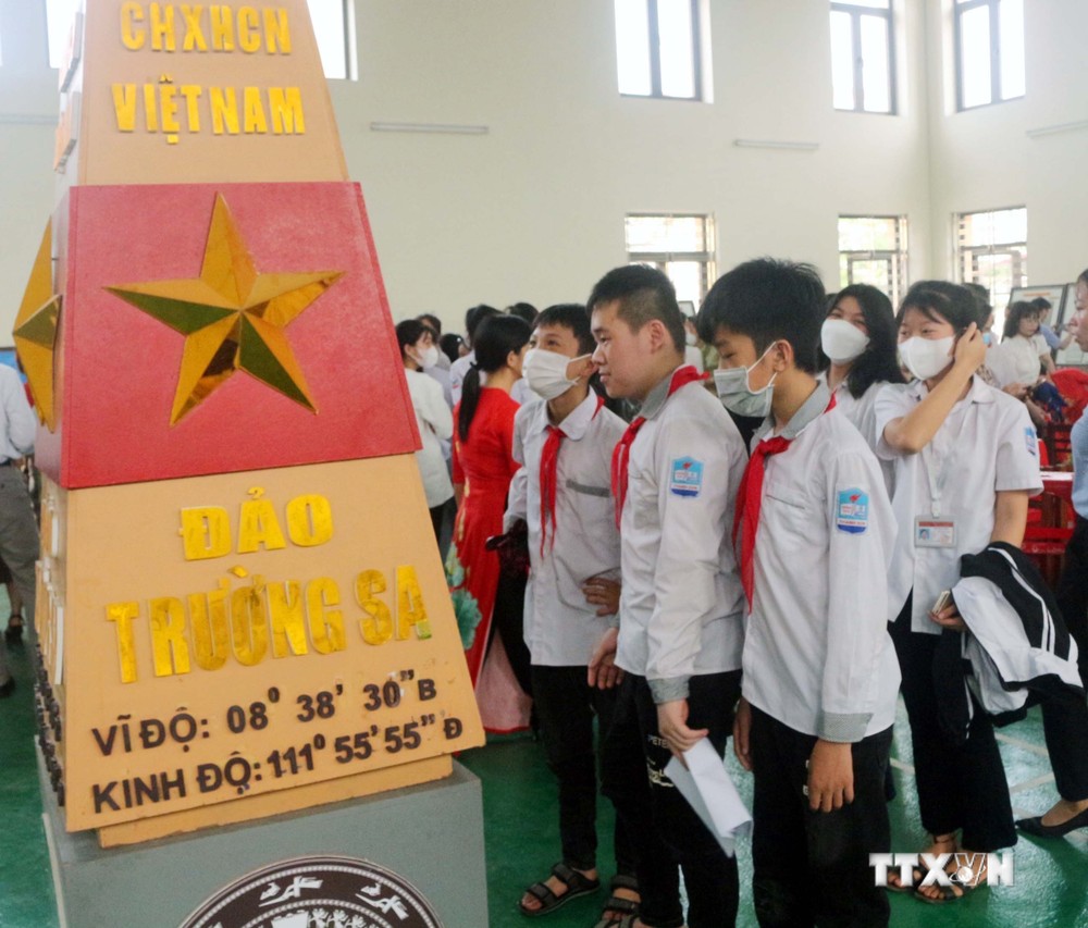 Gần 100 bản đồ về Hoàng Sa, Trường Sa của Việt Nam được trưng bày tại Hà Nam