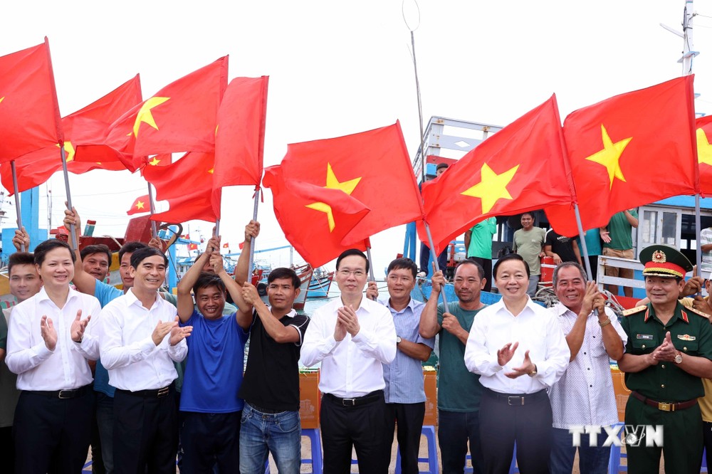 Chủ tịch nước Võ Văn Thưởng thăm và làm việc tại huyện đảo Phú Quý, Bình Thuận