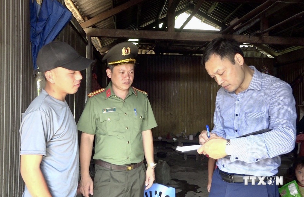 Cán bộ phòng An ninh Nội địa, Công an tỉnh Yên Bái thường xuyên lên các bản có người Mông sinh sống để tuyên truyền. Ảnh: Tuấn Anh-TTXVN