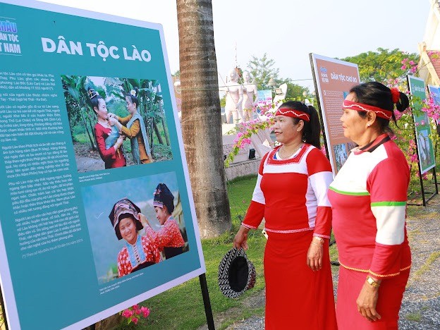 Khai mạc triển lãm ảnh "Sắc màu các dân tộc Việt Nam"