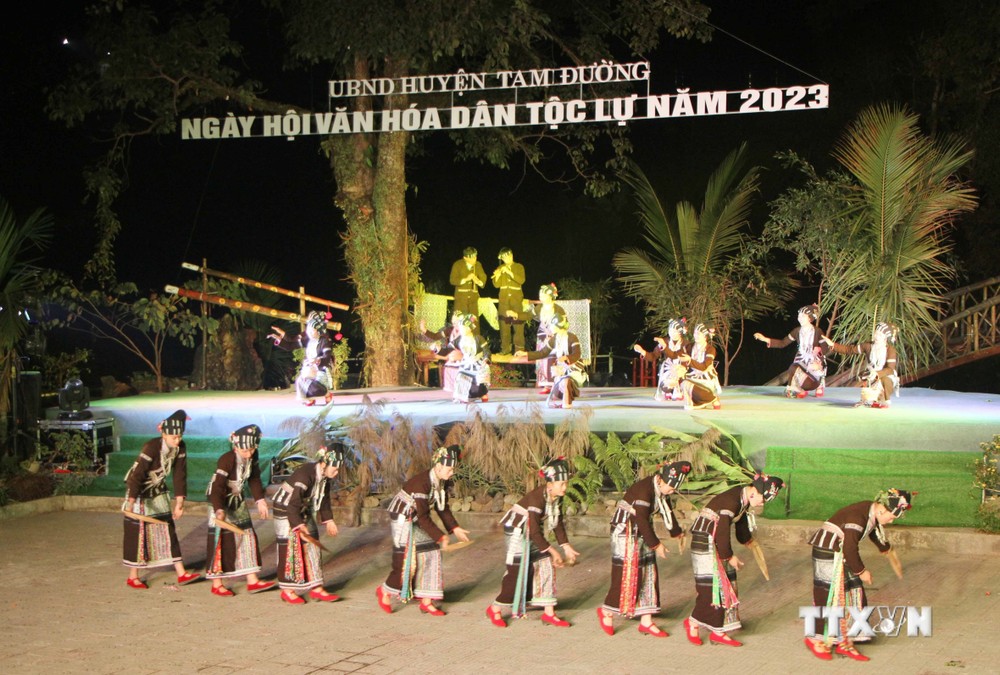 Biểu diễn nghệ thuật tại lễ khai mạc Ngày hội Văn hóa dân tộc Lự ở xã Bản Hon, huyện Tam Đường, tỉnh Lai Châu. Ảnh: Nguyễn Oanh - TTXVN