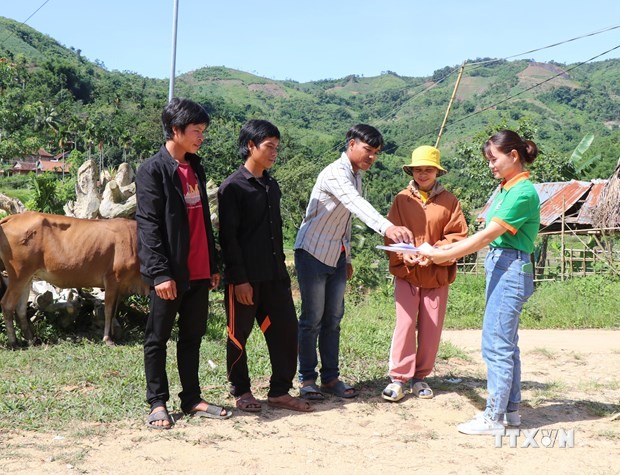 Hộ cận nghèo thôn Tang Tong, xã Sơn Liên, huyện Sơn Tây (Quảng Ngãi) nhận bò từ Chương trình mục tiêu quốc gia giảm nghèo bền vững. Ảnh: Phạm Cường - TTXVN