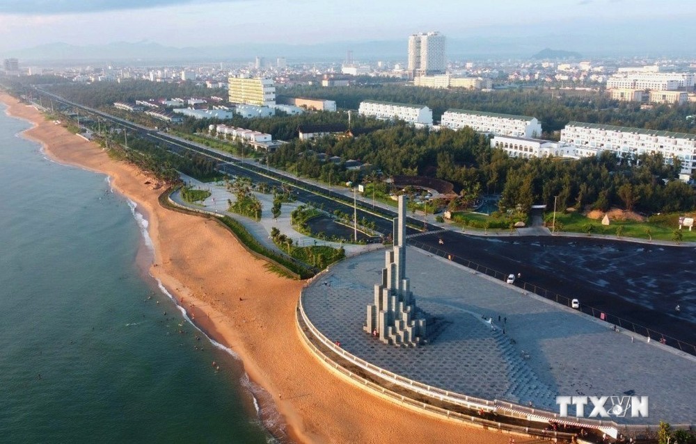 Quảng trường Tháp Nghinh Phong nằm bên bờ biển Tuy Hòa. Ảnh: TTXVN phát