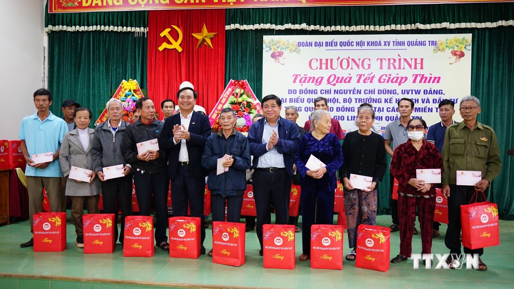 Tặng quà các hộ nghèo, gia đình chính sách, có công với cách mạng tại Quảng Trị