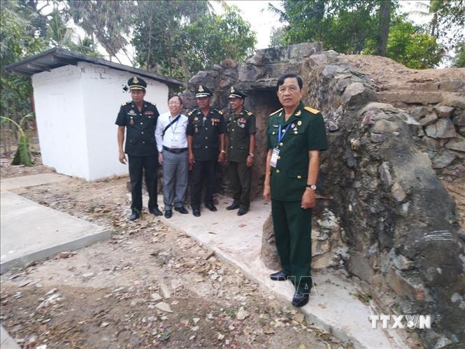 Cựu chiến binh Nguyễn Thanh Bình - Phó Chủ tịch Hội Cựu chiến binh tỉnh Bạc Liêu (ngoài cùng bên phải). Ảnh: Nhật Bình - TTXVN
