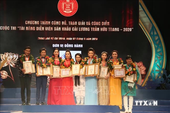 Trao huy chương cho các tài năng diễn viên sân khấu cải lương Trần Hữu Trang