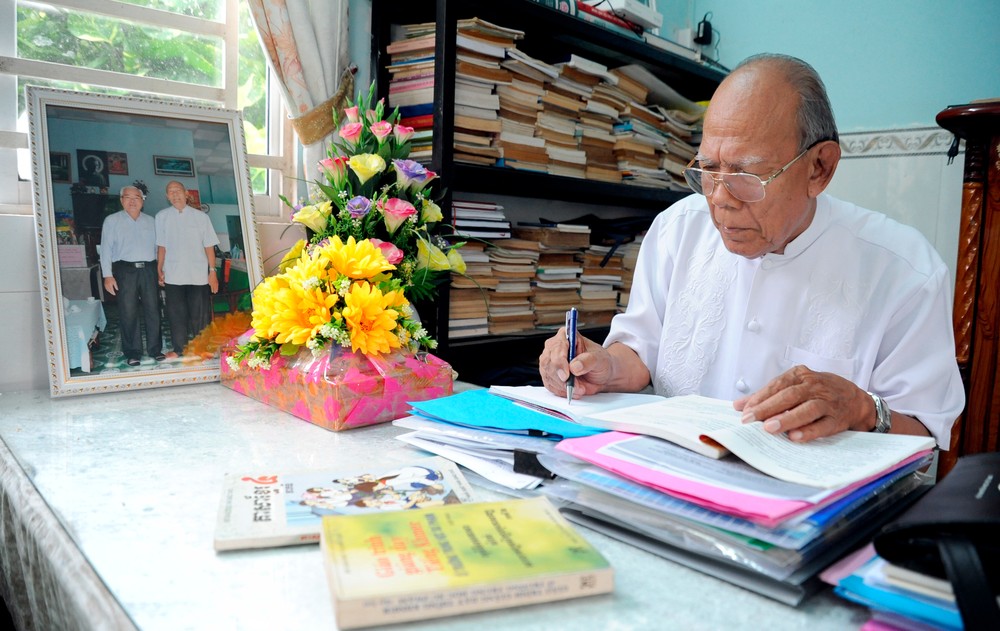 NGND Lâm Es nghiên cứu, biên soạn nhiều đầu sách giáo khoa tiếng dân tộc để dạy học cho con em đồng bào Khmer