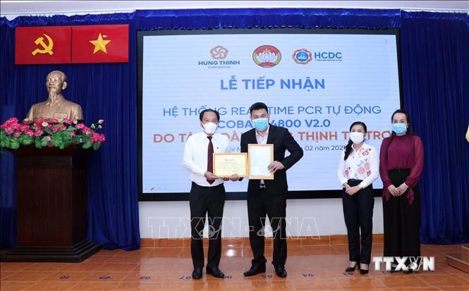 Dịch COVID-19: Trao tặng Sở Y tế Thành phố Hồ Chí Minh trang bị thiết bị y tế phòng, chống dịch