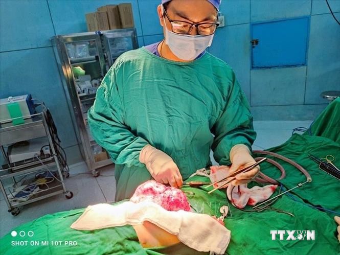 Bác sỹ Bệnh viện Nhi đồng 2 phẫu thuật loại bỏ dị vật cho bệnh nhi. Ảnh: TTXVN phát