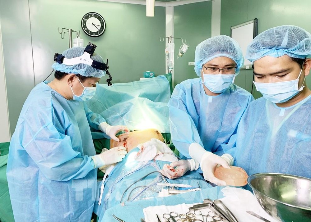 Ê-kíp phẫu thuật Bệnh viện thẩm mỹ JW thực hiện phẫu thuật lấy dị vật "bỏ quên" trong ngực bệnh nhân. Ảnh: TTXVN phát