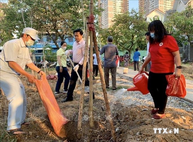Cán bộ, công-viên chức cùng người dân thành phố Thủ Đức tham gia trồng cây. Ảnh: Hồng Giang - TTXVN